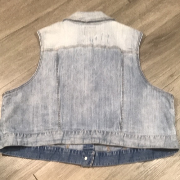 Torrid Light Wash Crop Denim Distressed Button Front Vest size 3X- 22/24 - Picture 5 of 12
